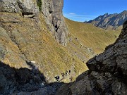 35 Non sono solo, altri escursionisti salgono il canalino